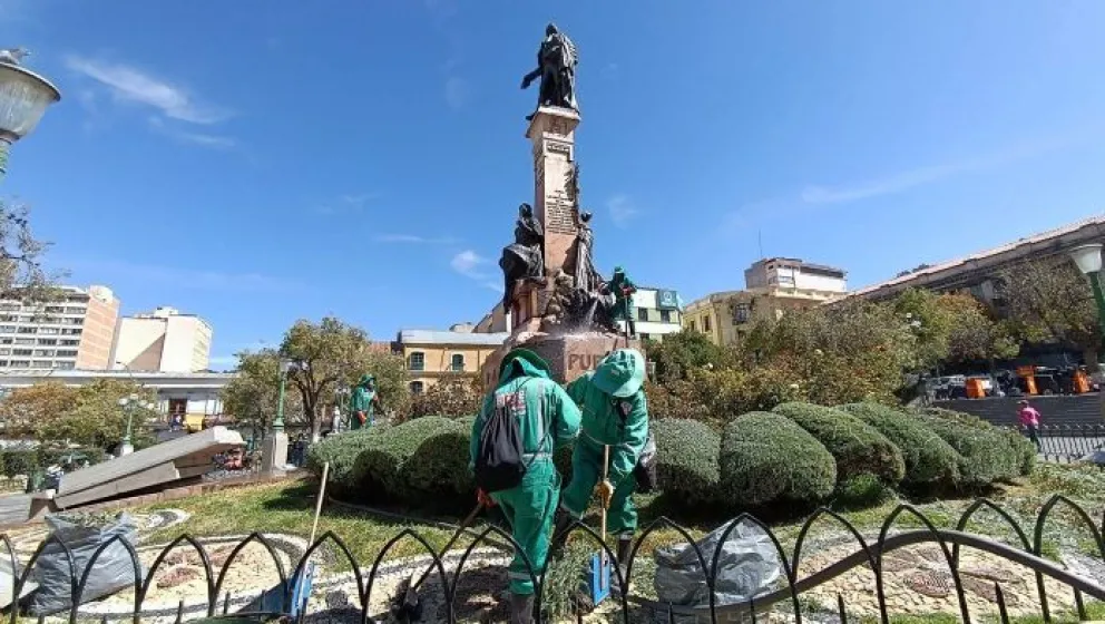Trabajadores municipales limpian las jardineras de la plaza Murillo. Foto: AMUN