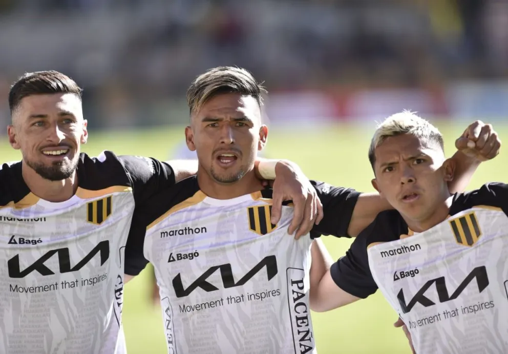 Quiroga (centro) festeja el segundo gol del Tigre a ABB junto a Amoroso (izq.) y García. Foto: Agencia Marka Registrada