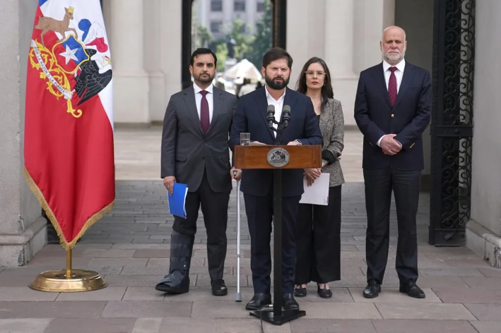 Fotografía cedida por la Presidencia de Chile que muestra a su mandatario, Gabriel Boric (c), junto a autoridades gubernamentales. Foto: EFE