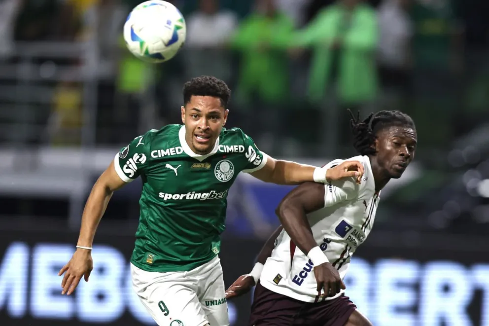 Vitor Roque (izq.), de Palmeiras, en el partido de Libertadores frente a Liga de Quito. Foto: EFE