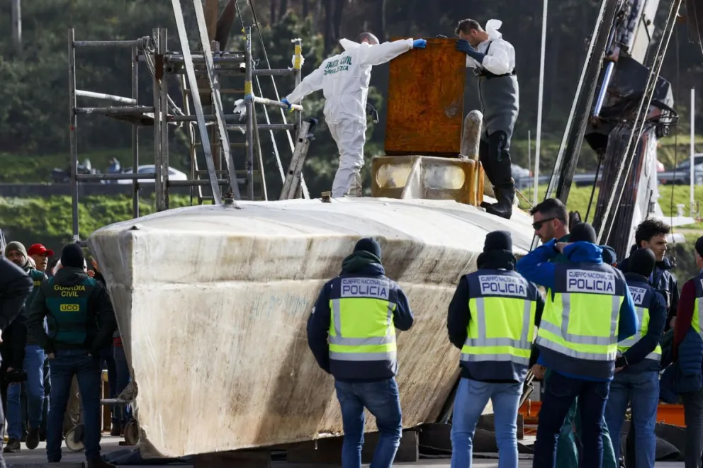 El narcosubmarino reflotado, es inspeccionado por agentes de la Policía Nacional esta tarde en el puerto de A Illa de Arousa, tras ser localizado semihundido en la Ría cerca de Vilaxoán, Pontevedra. Foto: EFE