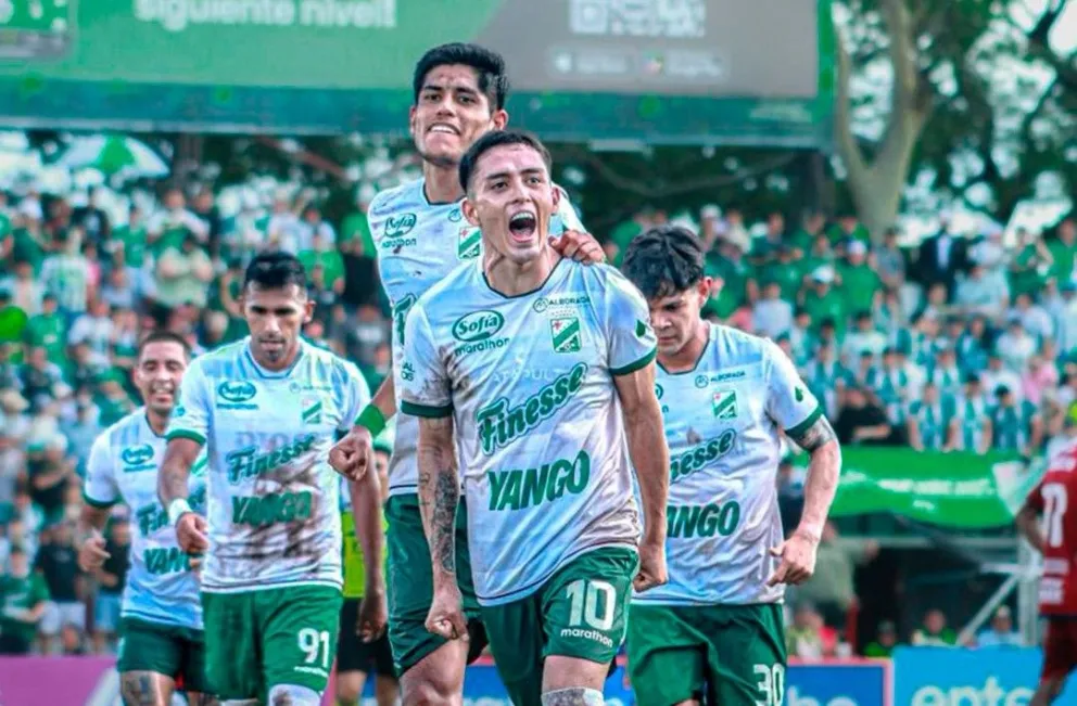 Kevin Salvatierra (10) y Fernando Nava festejan el primer gol de Oriente. Foto: Club Oriente Petrolero