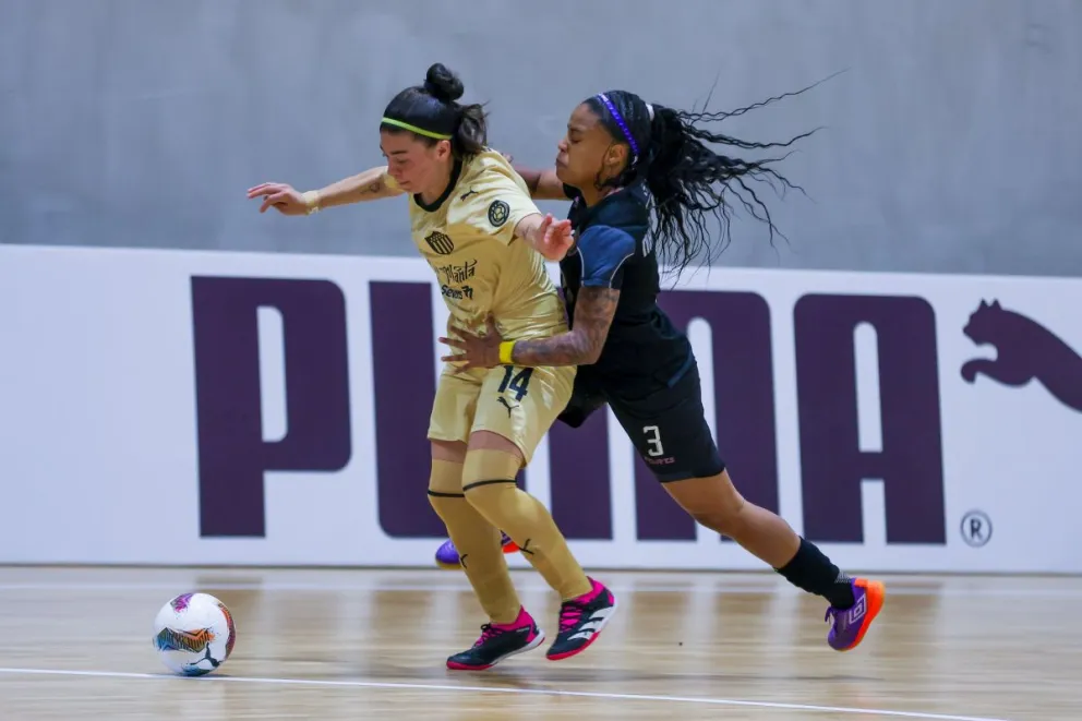 Incidencia entre Víctor Muriel (de negro) y Peñarol. Foto: Conmebol.