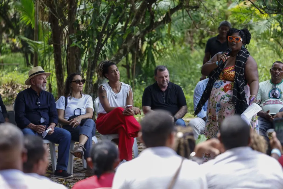 El presidente de Brasil, Luiz Inácio Lula da Silva (i) acompañado de la primera dama Janja Silva (2i), visita a la comunidad Quilombola de Itacoã-Miri este lunes, en la ciudad de Acará, en el estado de Pará (Brasil). Foto: EFE