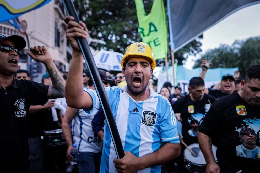 Fotografía de archivo del 30 de abril de 2025 que muestra a una persona gritando arengas durante una movilización en el marco del Día del Trabajador, en Buenos Aires (Argentina). Foto: EFE