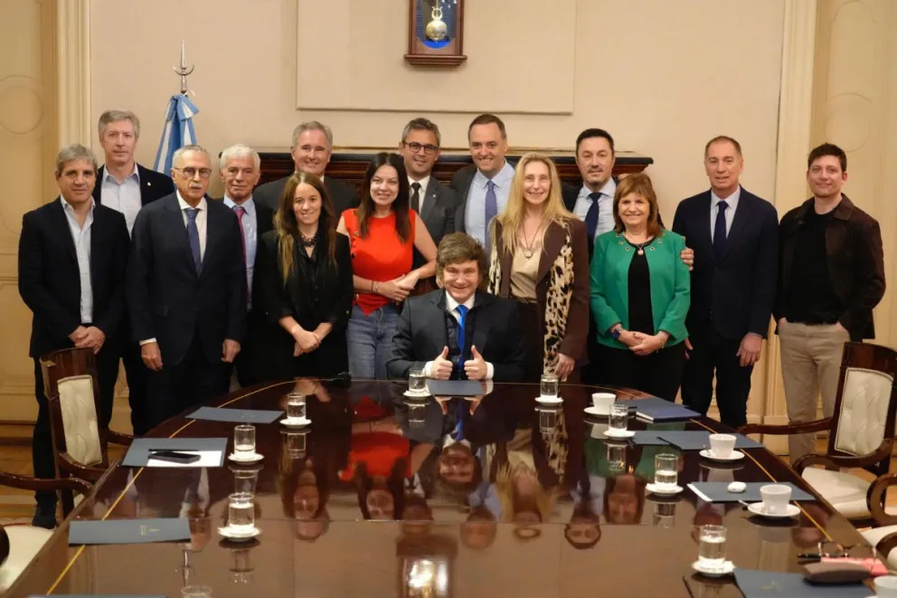 Fotografía cedida este lunes por la Presidencia de Argentina que muestra al mandatario Javier Milei (c), posando rodeado de su gabinete en Buenos Aires (Argentina). EFE