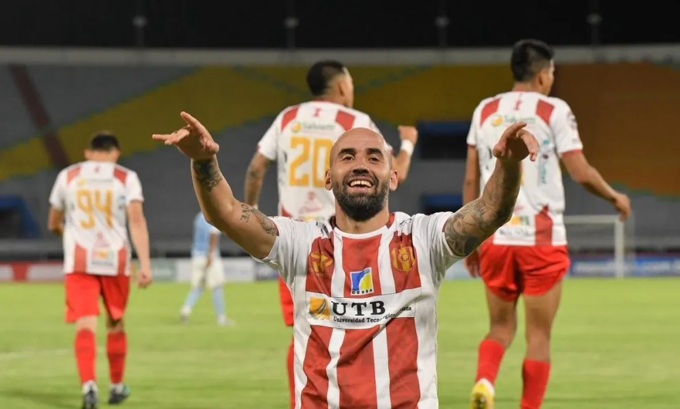 Damián Villaba festeja el tercer gol de Independiente ante Aurora en Cochabamba. Foto: APG