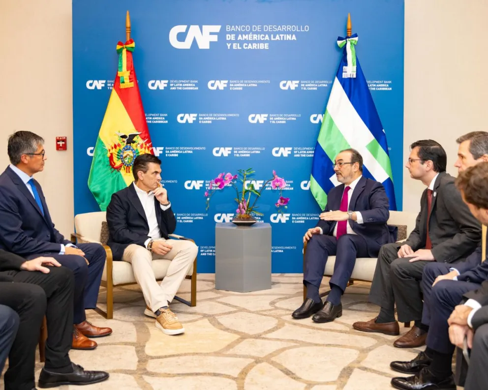 Paz reunido con los ejecutivos de la CAF. Foto: Cuenta de X de la entidad 