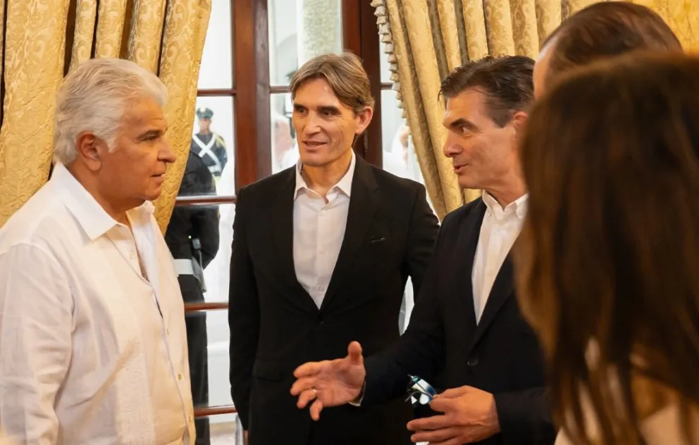 El presidente de Panamá, José Maulino, con Jaime y Rodrigo Paz. Foto: @JoseRaulMulino