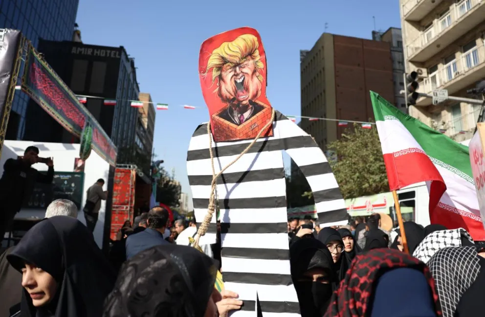 Iraníes muestran una figura del presidente de EE.UU., Donald Trump, representado como un preso, durante la manifestación en Teherán. / Foto: EFE