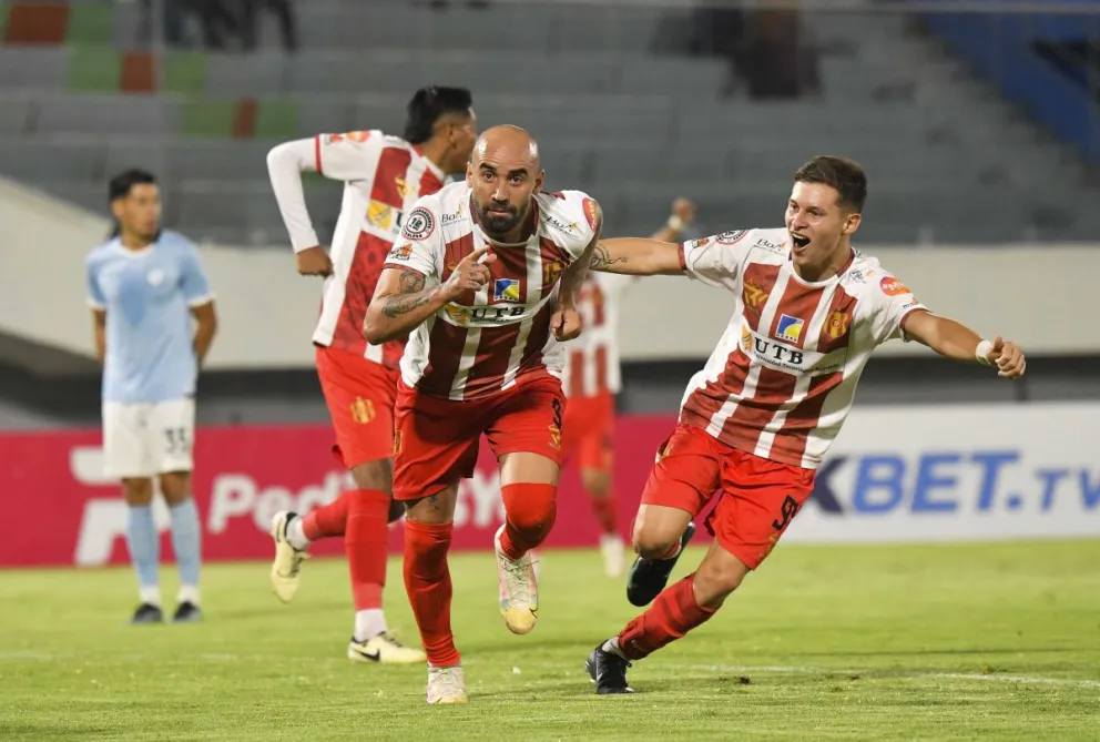 Los jugadores de Independiente celebran el triunfo ante Aurora que los coloca en zona de clasificación. Foto: APG