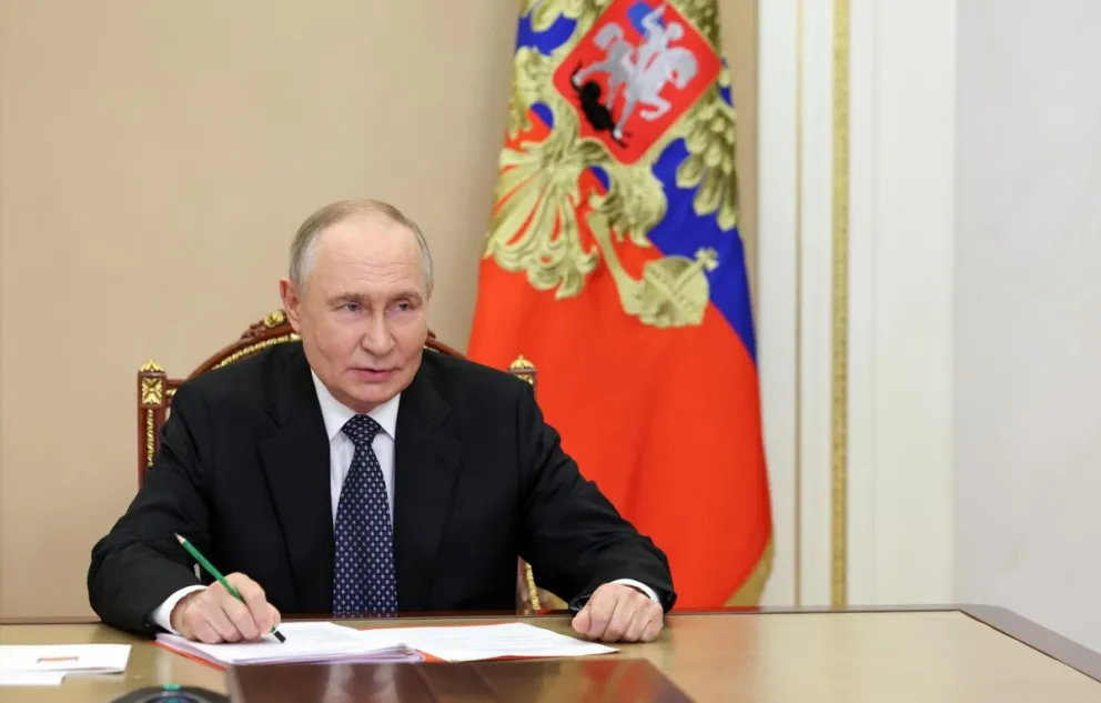 El presidente ruso Vladimir Putin preside una reunión con miembros del Consejo de Seguridad mediante videoconferencia en Moscú. Foto: EFE.