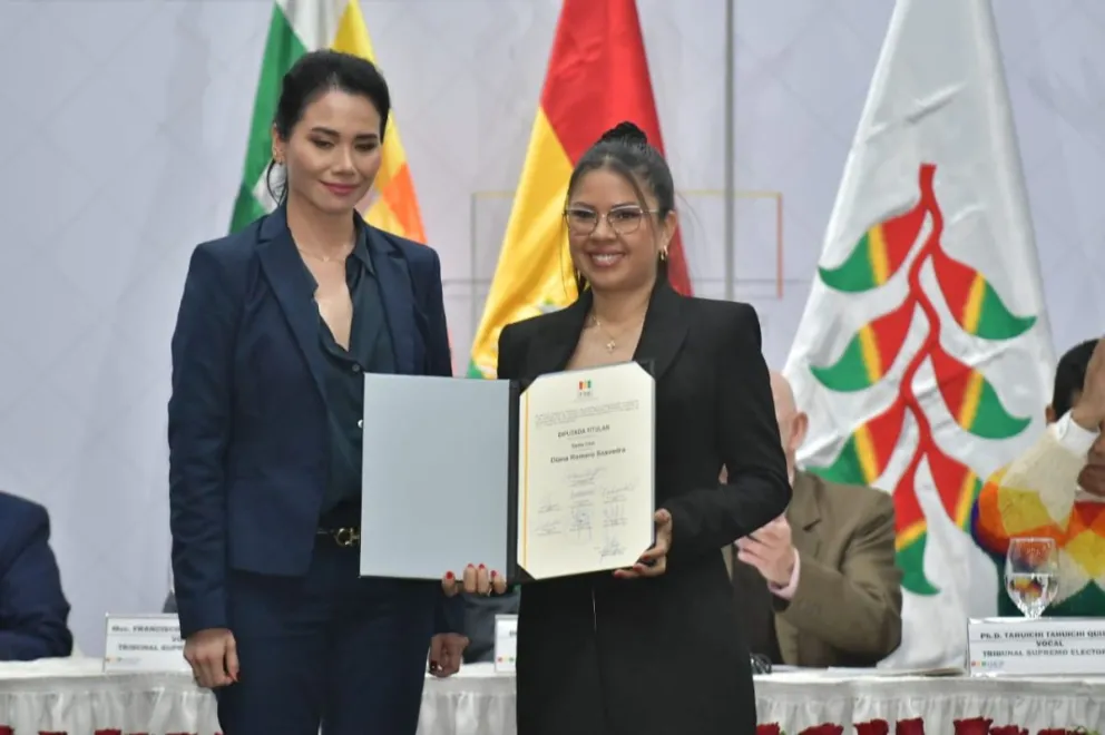 La vocal Yajaira San Martín cuando le entregó la credencial a la diputada Diana Romero. Foto: APG