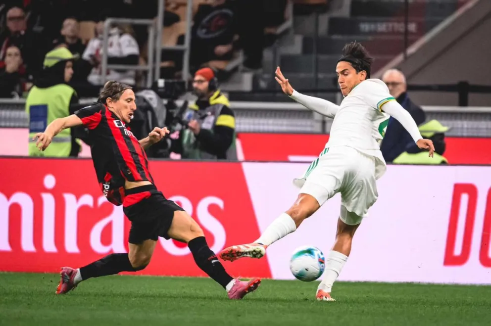 Dybala (de blanco) patea la pelota durante el encuentro con el Milan. Foto: AS Roma.