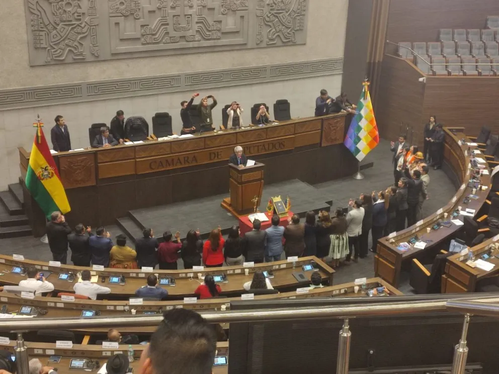 Toma de juramento de las nuevas autoridades. FOTO: Paulo Lizárraga / Visión 360