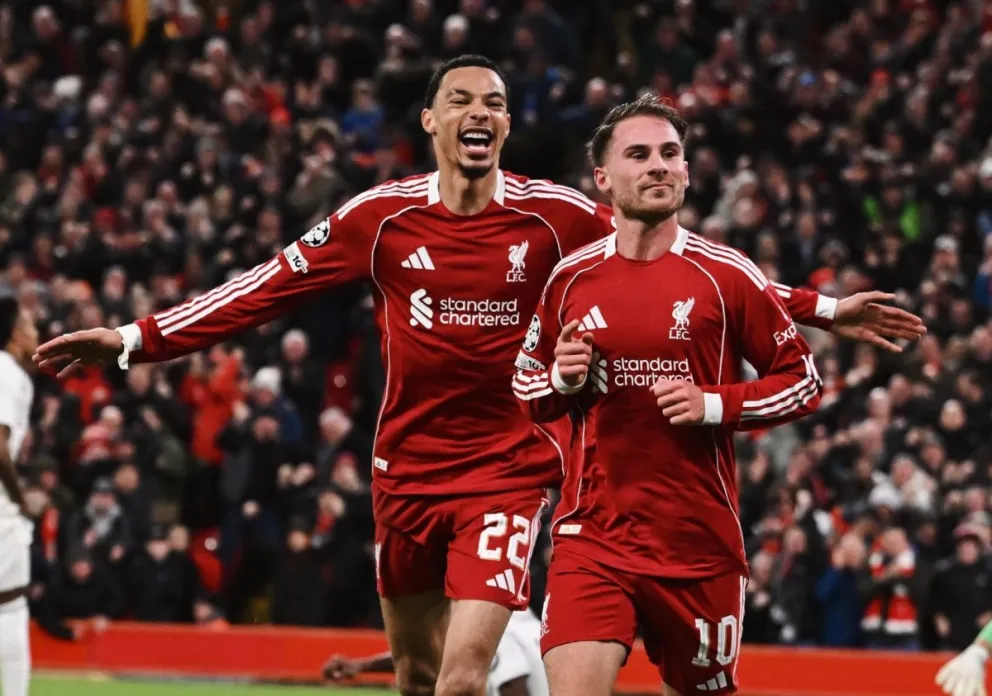 Mac Allister (der.) celebra su gol junto a Ekitike. Foto: Liverpool FC.