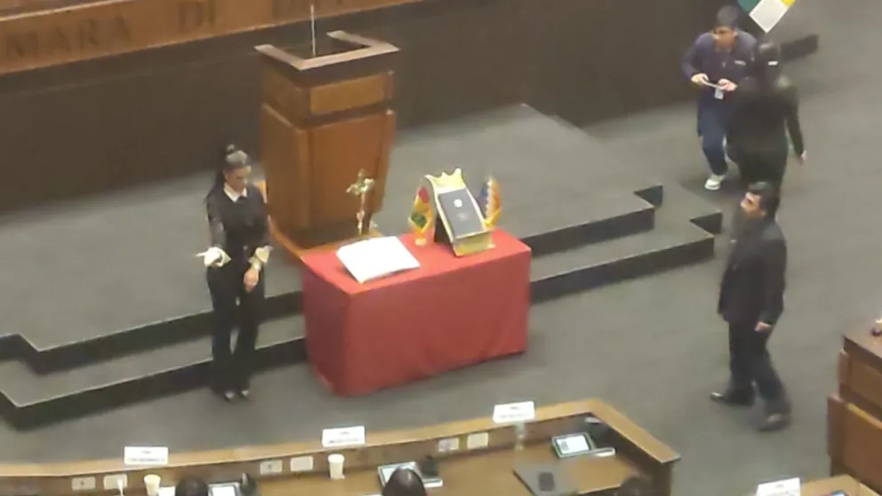 El juramento a los legisladores fue realizado con la Biblia y el crucifijo al centro de la testera del Hemiciclo en la Cámara Baja. Foto: Paulo Lizárraga / Visión 360