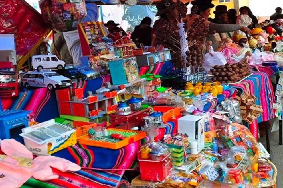 Vendedoras exponen sus artesanías en miniatura en la feria de Alasitas en la ciudad de La Paz. Foto: Prensa Latina