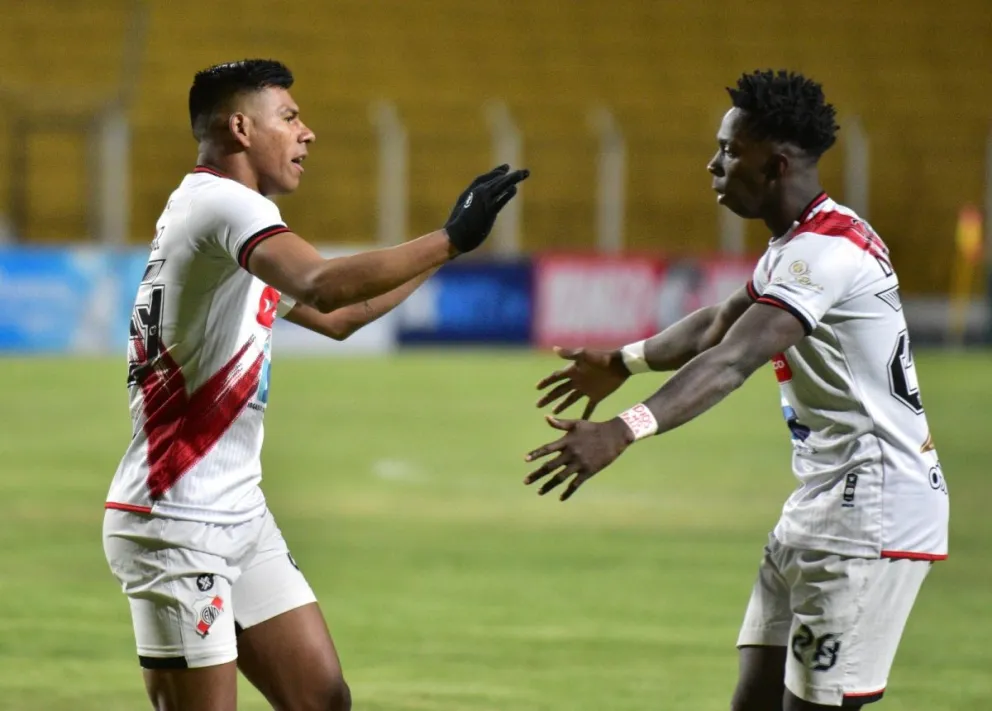 Willan Álvarez (izq.), el autor del gol, y Dubán Palacios festejan el primero de Nacional. Fot: APG