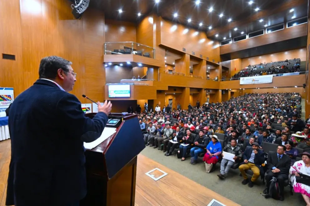 Arce, durante el acto de entrega. FOTO: Facebook de Luis Arce