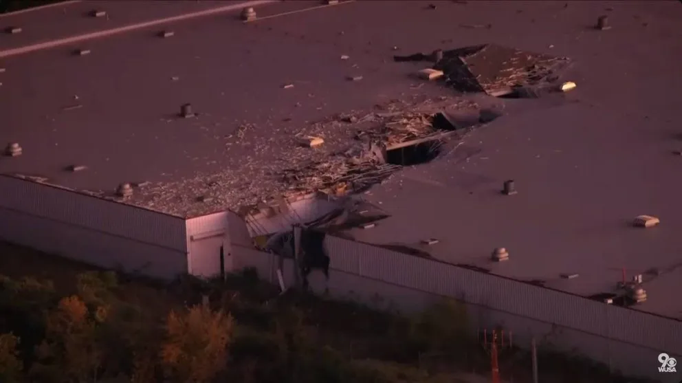  Daños en uno de los edificios del aeropuerto por el impacto del avión. Foto: @MundoEConflicto