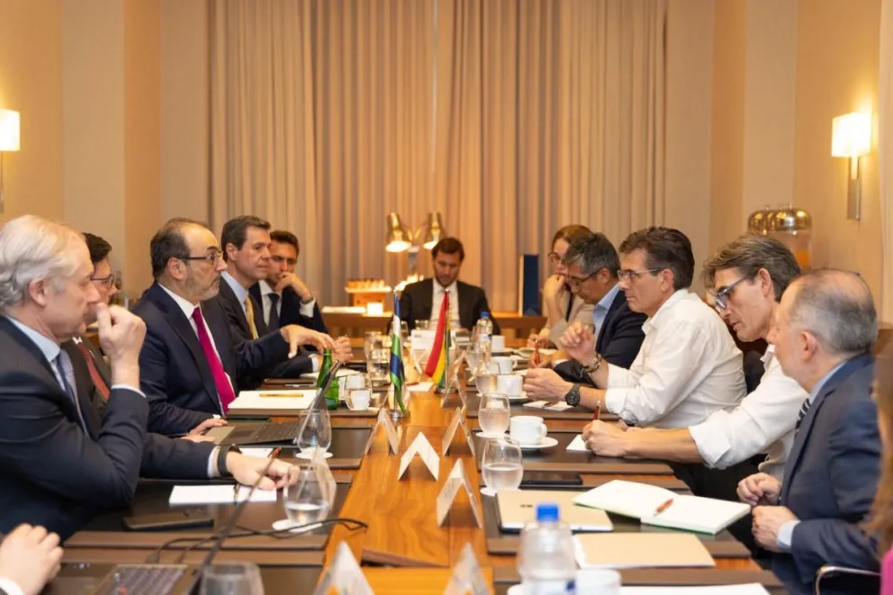 El presidente electo Rodrigo Paz y su equipo y los ejecutivos de la CAF. Foto: CAF