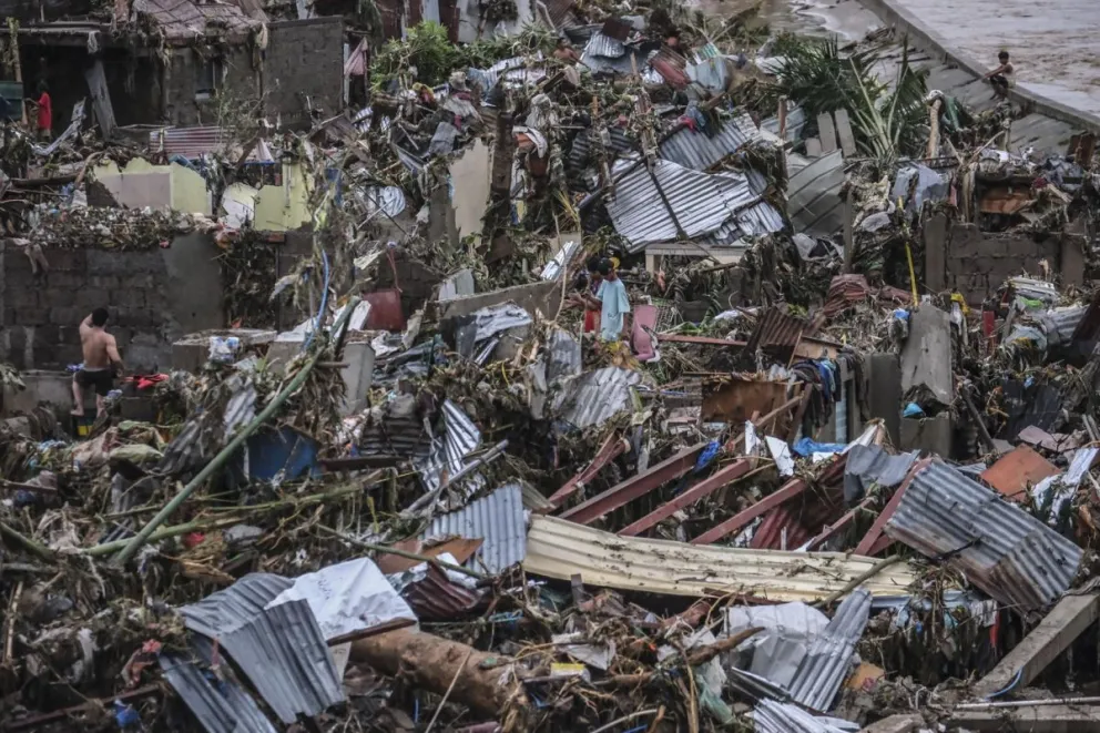 Residentes inspeccionan los daños tras el paso del tifón Kalmaegi en la ciudad de Talisay, provincia de Cebú, Filipinas. Foto: EFE. 