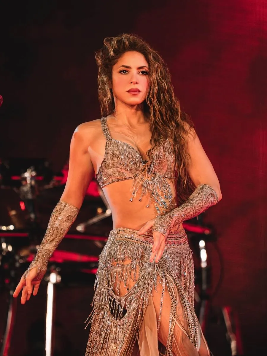Shakira durante uno de sus tres conciertos en Monterrey, durante la gira "Las mujeres ya no lloran".  