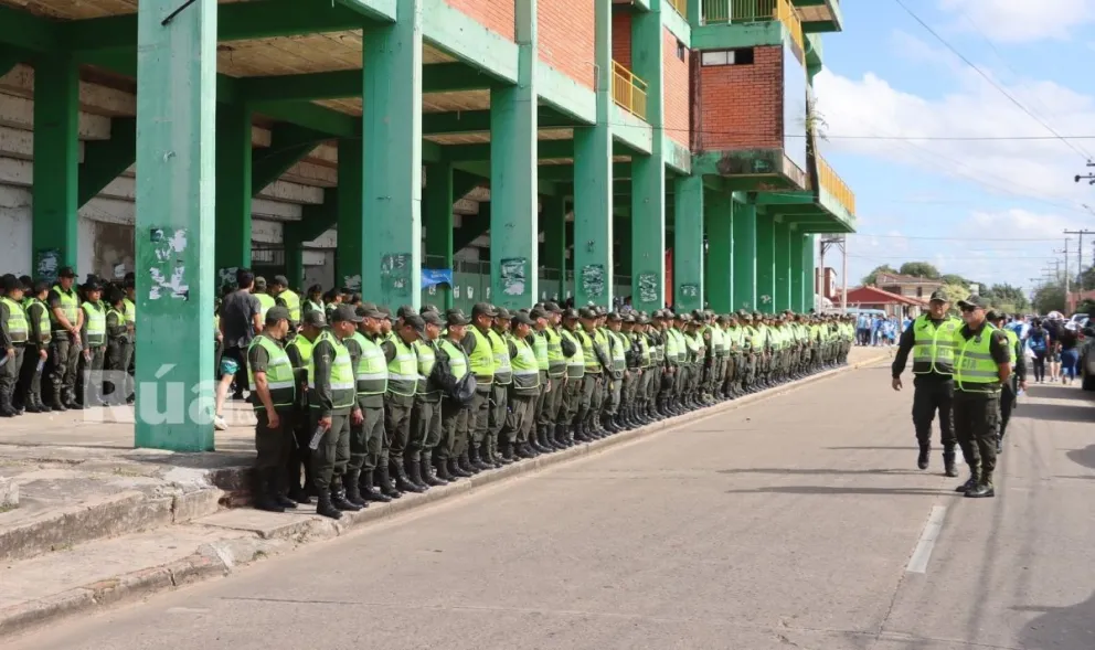 La policía durante un operativo en el estadio de Montero, en el que hubo serios incidentes. Foto: RUA