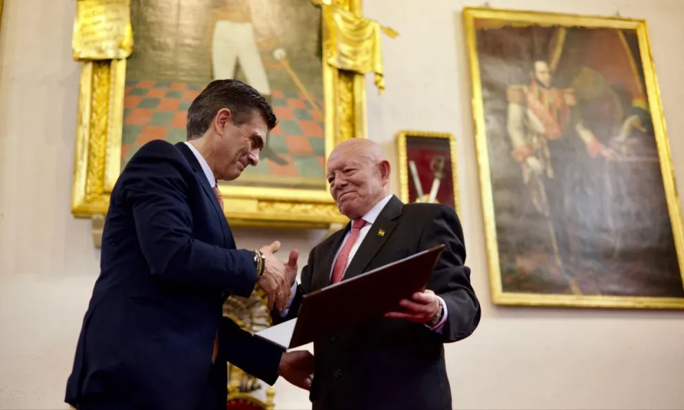 El presidente del TSE, Oscar Hassenteufel, le entrega la credencial a Rodrigo Paz. Foto: @Rodrigo_PazP