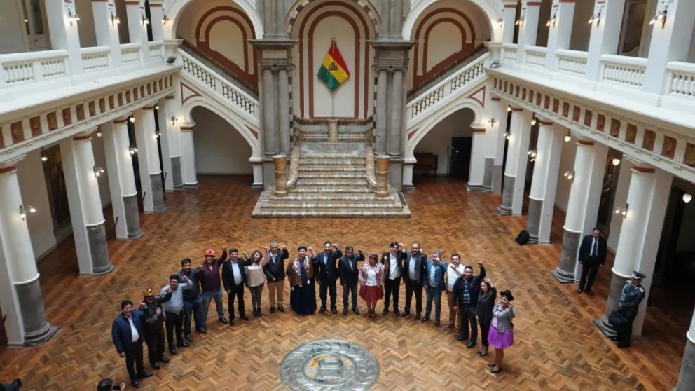 Arce con sus ministros en el hall del Palacio Quemado. Fotos: RRSS