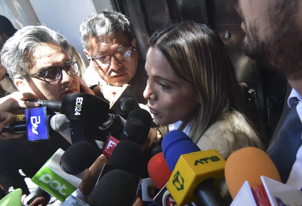 La hija de la expresidenta Jeanine Añez, Carolina Ribera, habla con los medios sobre la liberación de su madre. FOTO: APG 