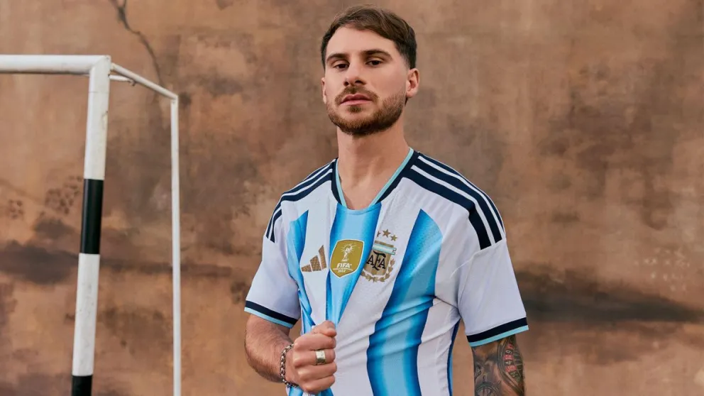 Alexis Mac Allister posa con la nueva camiseta de la selección argentina de fútbol. Foto: EFE.