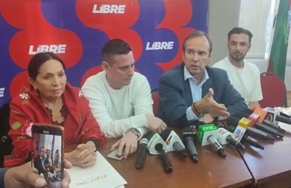 Jorge Quiroga y miembros de la alianza Libre en conferencia de prensa.