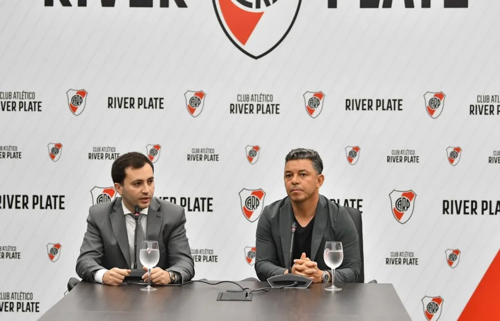 Gallardo (der.) con el presidente del club Stefano Di Carlo. Foto: Club Atlético River Plate.