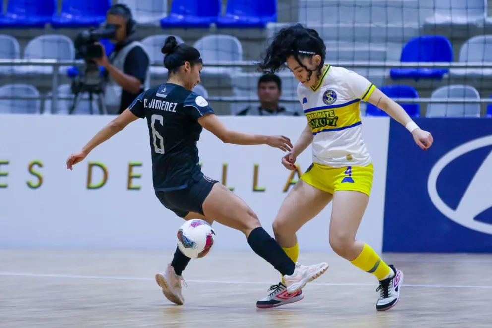 Incidencia entre Víctor Muriel (de azul) y Sport Colonial. Foto: Conmebol.