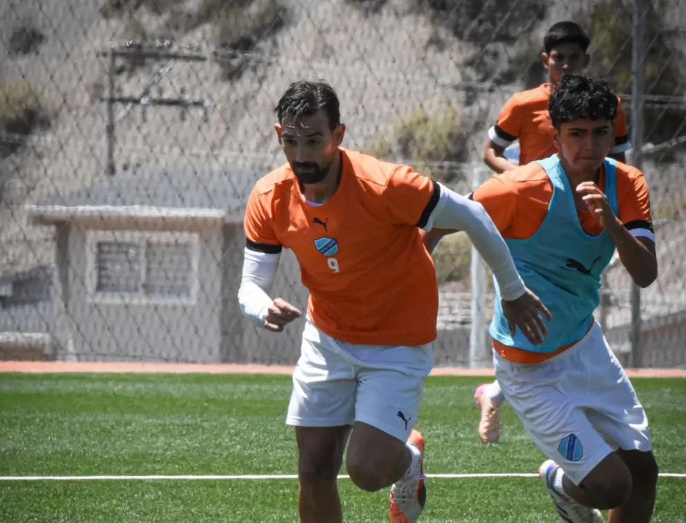 El delantero Martín Cauteruccio (de naranja) durante una práctica en Ananta. Foto: Club Bolívar.