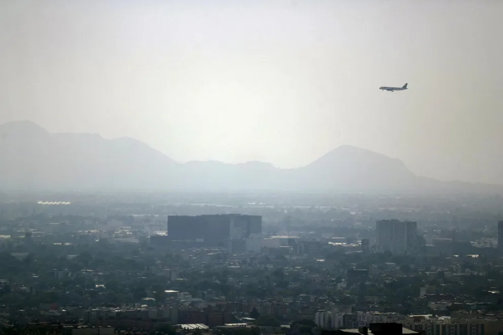 Fotografía de archivo que muestra una capa de contaminación, sobre la Ciudad de México (México). Foto: EFE