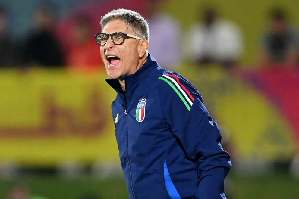 El técnico Massimiliano Favo da instrucciones a sus jugadores en el partido con Catar. Foto: Federación Italiana