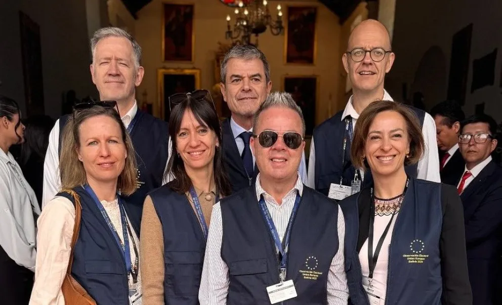 El jefe adjunto de la MOE-UE, Alexander Gray, junto a una delegación en la Casa de la Libertad, en la ciudad de Sucre. Foto: ABI / MOE-UE