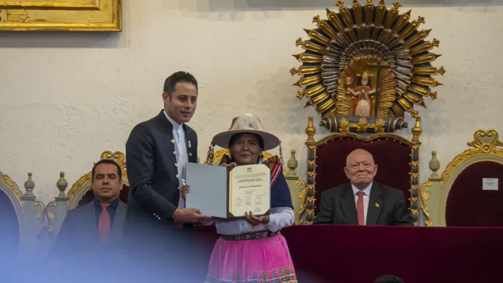 Edmand Lara, ayer, miércoles, con la credencial de vicepresidente. Foto: Casa de la Libertad 