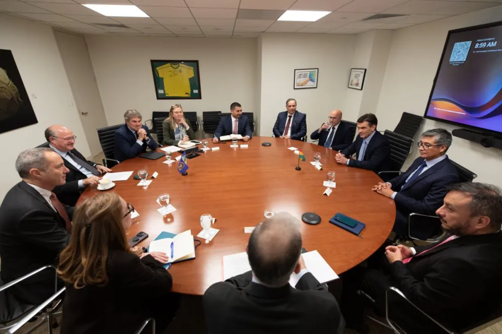 El presidente electo Rodrigo Paz, junto a su equipo, en la reunión con los representante del BID. Foto: X de Ilan Goldfajn
