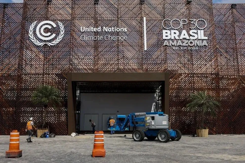Fotografía que muestra a personas trabajando en el centro de convenciones Parque da Cidade, en Belém (Brasil). EFE