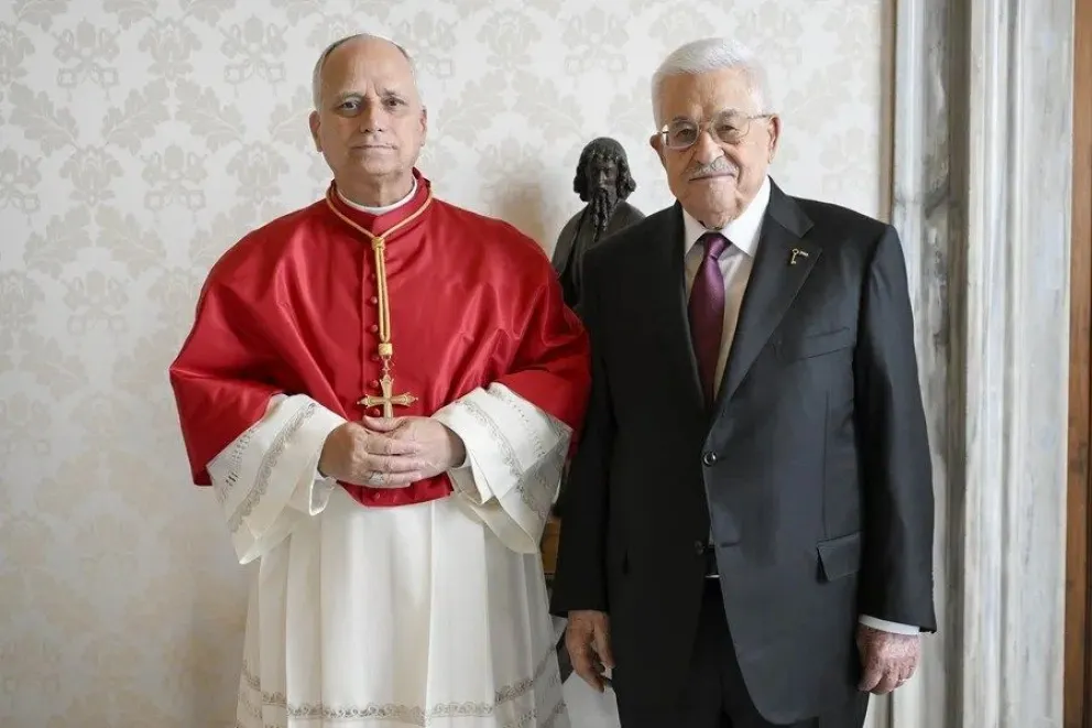 El papa León XIV y el presidente de la Autoridad Palestina, Mahmud Abás, este jueves en el Vaticano. EFE