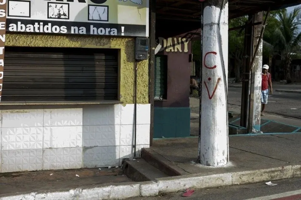 Imagen que muestra las siglas de la organización criminal Comando Vermelho (CV), en un poste de luz en el barrio de Barreiro, en Belém (Brasil). EFE