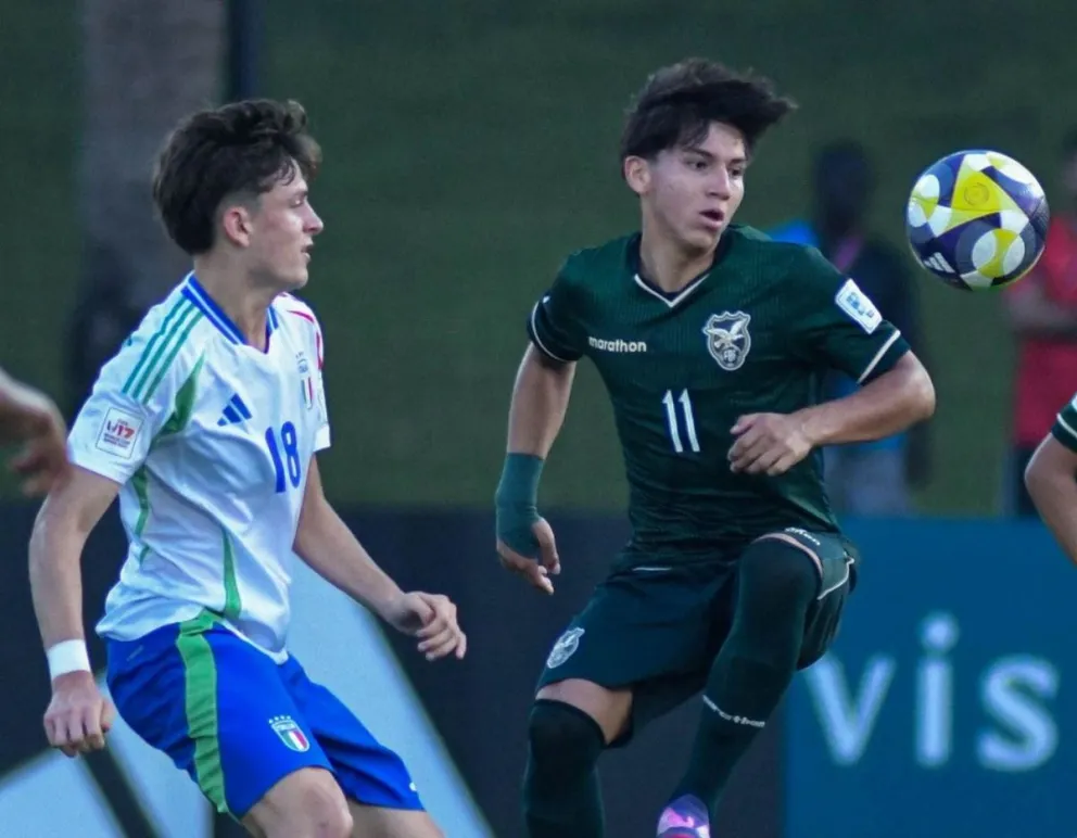 El boliviano Santos García disputa el balón con un rival. Foto: FBF