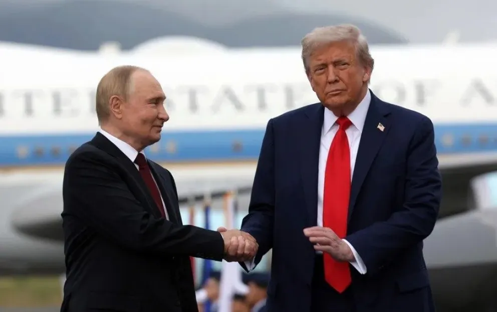 El presidente de EEUU, Donald Trump (d), saluda a su homólogo ruso, Vladimir Putin. EFE