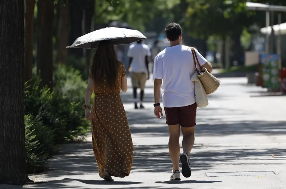 Una pareja camina bajo el sol por las calles de Madrid en una imagen de archivo. EFE