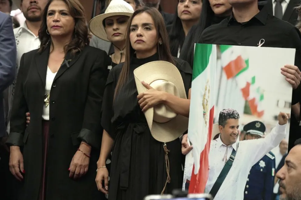 La viuda del alcalde Carlos Manzo, Grecia Quiroz (c), asiste a un evento el miércoles, en el Congreso de la ciudad de Morelia en Michoacán (México). EFE