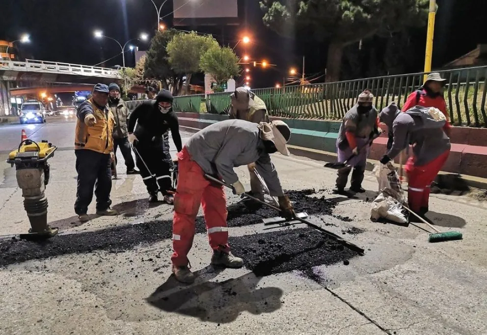Funcionarios municipales trabajan en las calles alteñas. FOTO: ABI